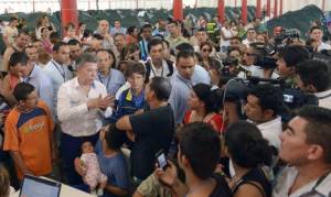 El presidente colombiano, Juan Manuel Santos, con los deportados. 
