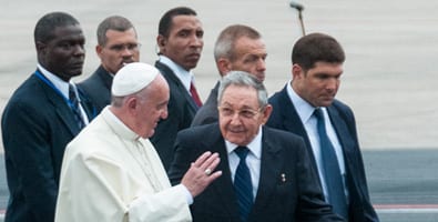 El papa Francisco y Raúl Castro en el aeropuerto Jose Martí de La Habana.