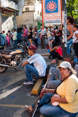 Cola en Caracas para comprar alimentos. Foto: Caridad