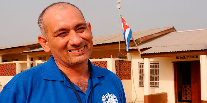 El Dr. Félix Báez fue el único de los médicos que contrajo ébola, sobrevivió y regresó a seguir trabajando en Sierra Leona.