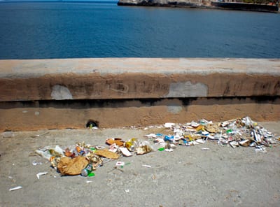 Basura en el malecón.