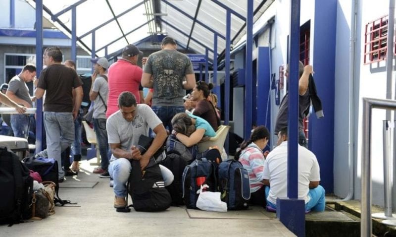Cubanos varados en la frontera. Foto: La Nación de Costa Rica / El Nuevo Diario de Nicaragua. .