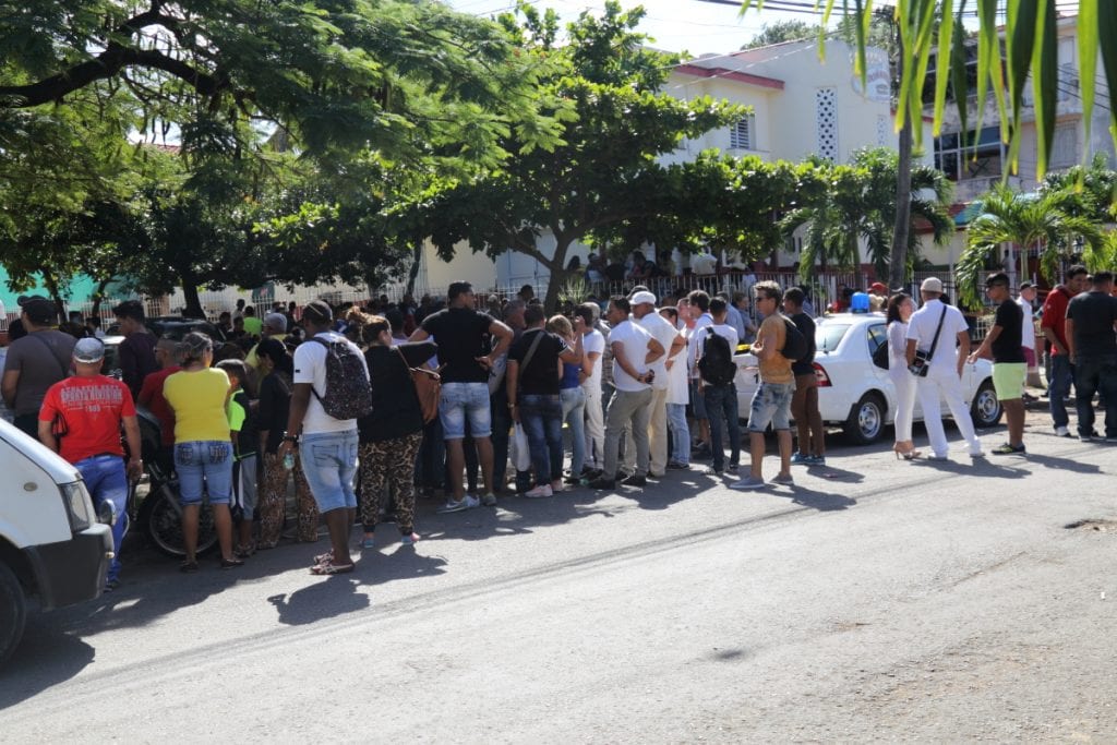 Cubanos protestando ante la Embajada de Ecuador en La Habana. Foto: Juan Suárez