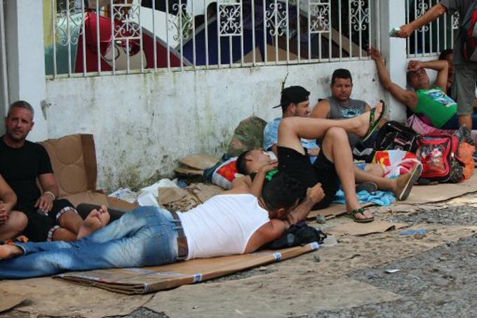 Cubanos en Panama en la calle cerca de la frontera de Costa Rica.