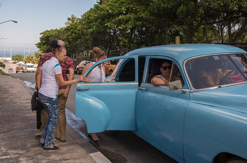 Los transportistas privados funcionan a “la cubana”, ellos deciden cuánto cobran el pasaje, que rutas trabajan y muchos de sus vehículos pasan la prueba técnica mediante sobornos, lo que provoca no pocos accidentes. Foto: Raquel Pérez Díaz