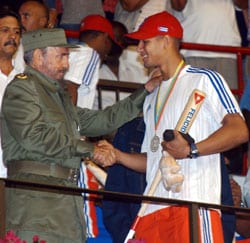 Fidel Castro felicita al joven Yulieski Gourriel después del primer Clásico Mundial del Beisbol en 2006. Foto: granma