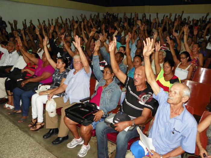 Foto: Los líderes locales del Partido en la ciudad oriental cubana de Segundo Frente aprueban a sus representantes para el 7mo Congreso del PCC en abril próximo. La lista incluye a Raúl Castro. Foto: Eduardo Palmares / Granma