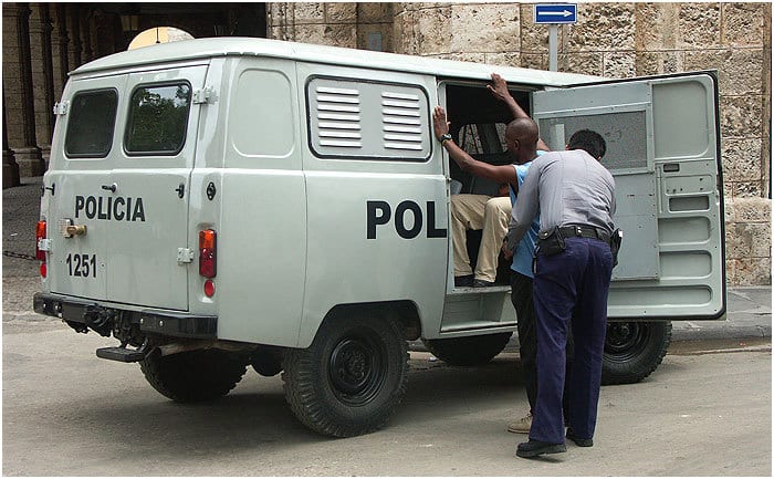 Represión policial cotidiana en Cuba.