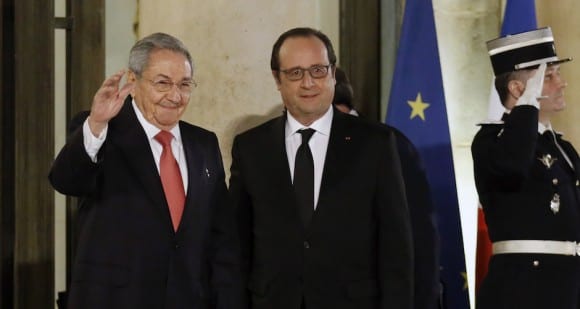 Rauú Castro y Francois Hollande el lunes 1 de febrero en Paris.