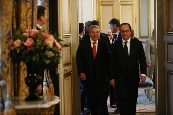 Raul Castro y Francois Hollande en el Palacio de Eliseo