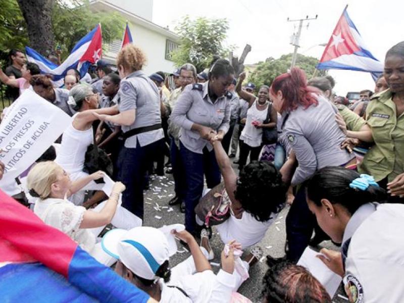 Detención de Damas de Blanco. Foto: Reuters/#TodosMarchamos
