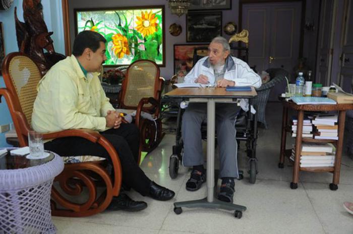 El presidente de Venezuela Nicolás Maduro vino a Cuba el fin de semana pasado para entrevistar con Fidel y Raúl Castro.  Aquí en la casa de Fidel.  Foto: juventudrebelde.cu