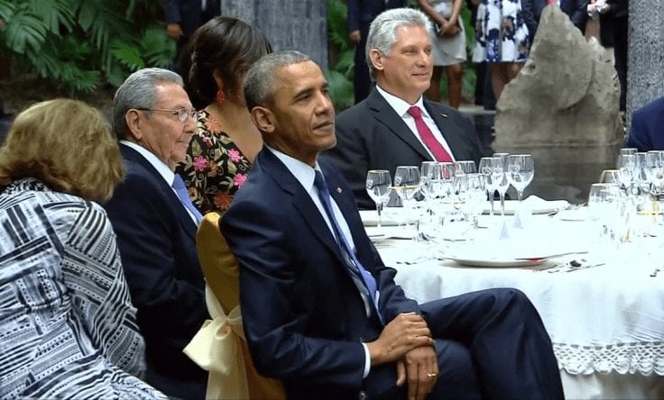 Barack Obama at the State Dinner in his honor thrown by Raul Castro. Also at the table Cuba's First Vice President Miguel Diaz Canel. Foto: www.ibtimes.co.uk