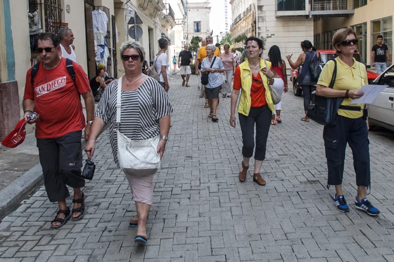 Turistas recorriendo las calles de La Habana. Foto: Juan Suárez
