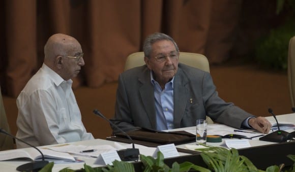 Machado Ventura y Raúll Castro en el 7tmo Congreso del PCC. Foto: Ismael Francisco/cubadebate