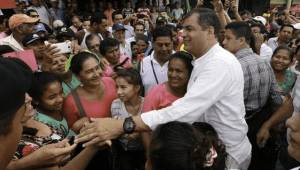 Correa recorre a diario Correa las zonas del desastre. Foto: comunicacion.gob.ec