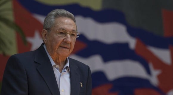 Raul Castro leyendo el informe central a los delegados del 7tmo Congreso del Partido Comunista de Cuba.