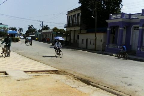 El poco traficado calle central de Mararí.