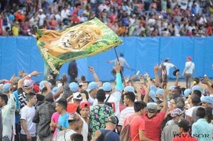 Alegría en el estadio de los tigres de Ciego de Ávila. Foto: invasor.cu