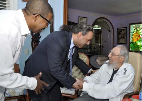 Fidel con el Presidente de ACNO.  Foto: Estudios Revolución
