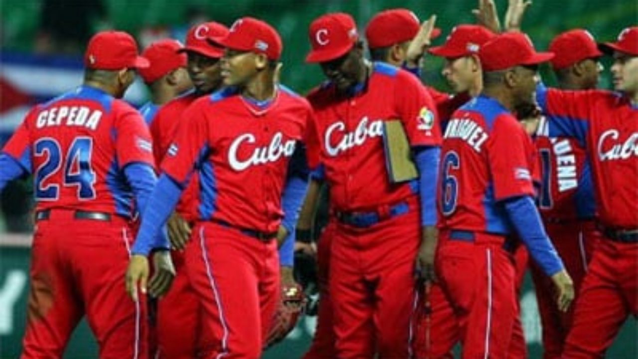 Presentan uniformes del equipo Cuba para el Clásico Mundial de