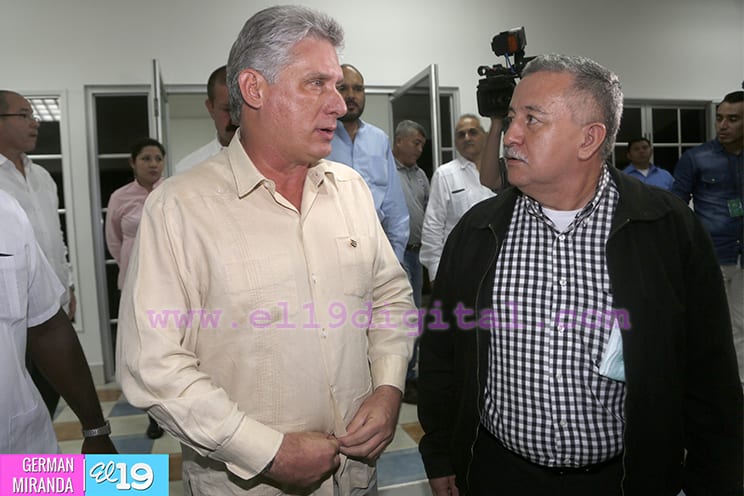 Miguel Diaz Canel (izq) con Telemaco Talvera, asesor del gobierno nicaraguense y portavoz del proyecto del Gran Canal de Nicaragua.