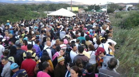 Casi cien mil venezolanos cruzaron la frontera para realizar compras.  Foto: -Carlos-Ramirez/elunverisal.com.co