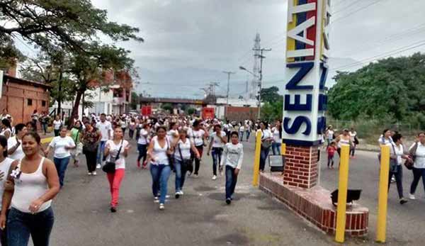 Mujeres venezolanas cruzan el puente Francisco de Paula Santander para abastecerse de productos de la canasta básica en Colombia | Foto: Twitter