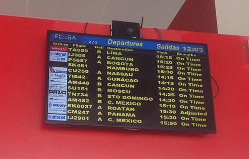 Pizarra de vuelos saliendo del Terminal 3 del Aeropuerto Jose Martí de La Habana