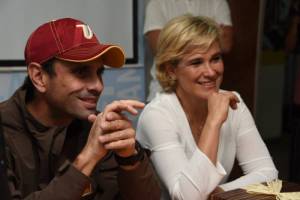 El líder opositor Henrique Capriles y la ex-candidata presidencial ecuatoriana Cynthia Viteri. Foto: twitter.com