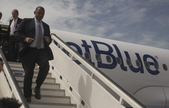Anthony Foxx, Secretario de Transporte de EEUU a su llegada a Santa Clara del avión de JetBlue que inaugura la ruta Cuba-EEUU, después de más de medio siglo. Foto: Ismael Francisco/ Cubadebate