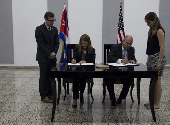 La secretaria de Salud de EE.UU. y el ministro de Salud Pública de Cuba firman el memorando de entendimiento para el control del cáncer. Foto: Ladyrene Pérez/ Cubadebate.