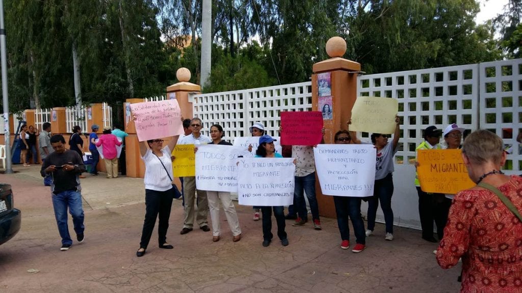 Protesta en la entrada de la cancillería en Managua.  Foto: Eduardo Wongvalle