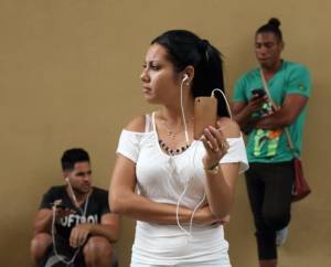 Jóvenes cubanos usando el costoso Wifi. Foto: Juan Suárez