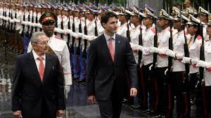 Raúl Castro y Justin Trudeau revisan la Guardia de Honor.