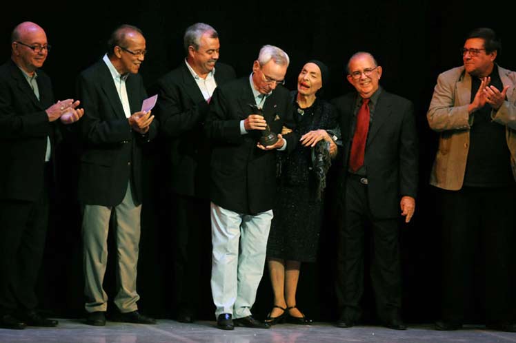 Eusebio Leal (c) recibe su premio de Alicia Alonso.