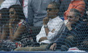 Michelle y Barack Obama y Raúl Castro concentrados en la pelota. 
