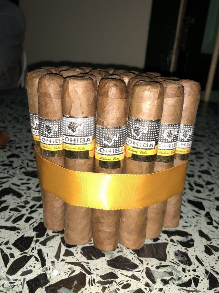 Una caja de puros con un puro dentro