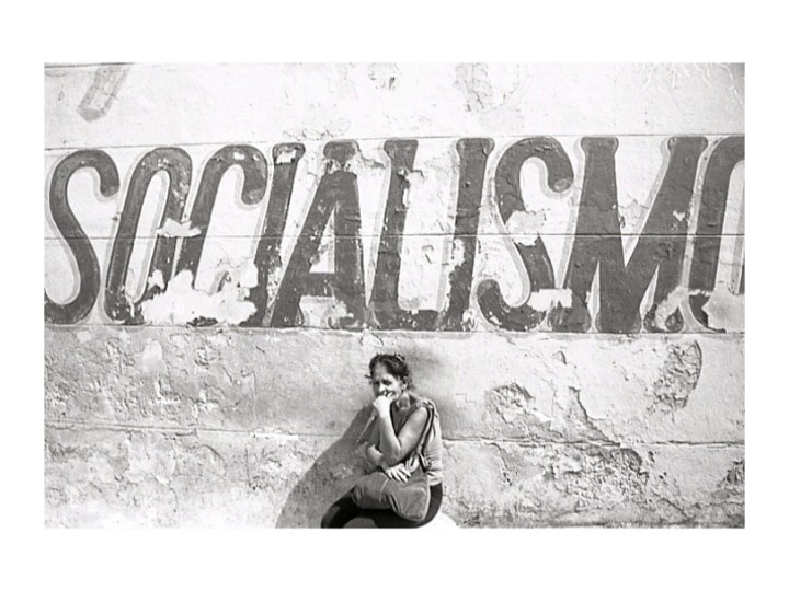 Carlos Ortega de Cuba tomó nuestra foto del día: "Socialismo" en La Habana, Cuba, usando su cámara: Nikon FE/Agfa apx 100.
