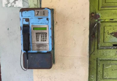 Sucios o rotos, los teléfonos públicos sobreviven en Cuba
