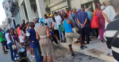 Largas colas vuelven a los bancos de la Habana
